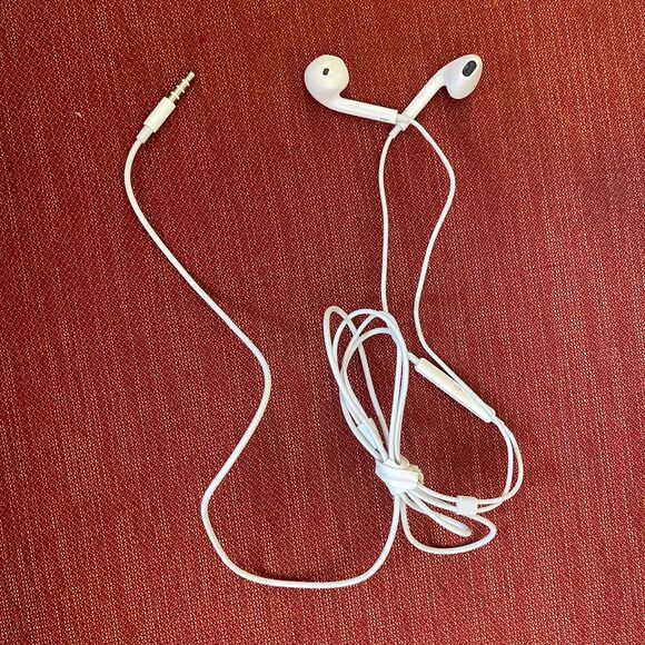 Apple EarPods Wired 3.5mm Headphones with Remote and Mic - Picture 4 of 4